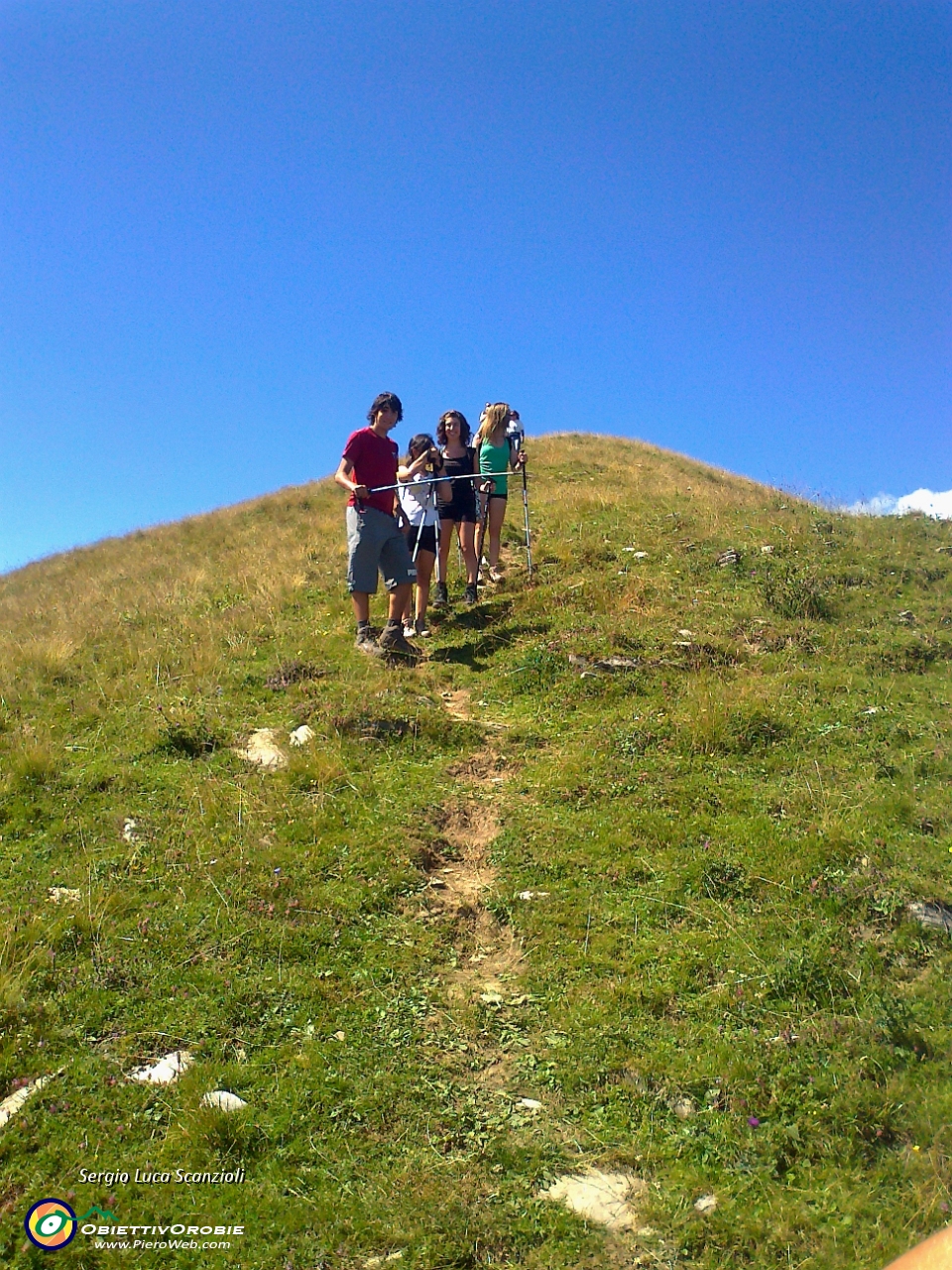 33 Luca guida il gruppo verso il Crocione.jpg